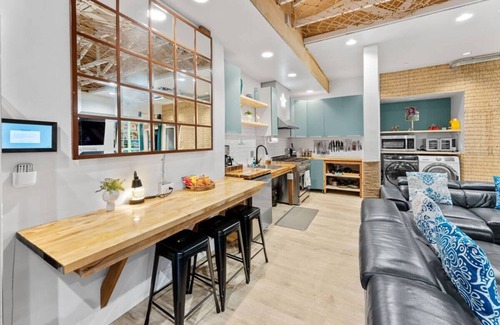 Stockton Hotel | Hawaiian Loft w/Vinyl Player. Speakeasy included