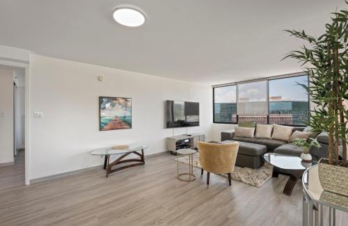 Waikiki Apartment | Hawaiian Monarch Penthouse 104 by Hawaii Ocean Club