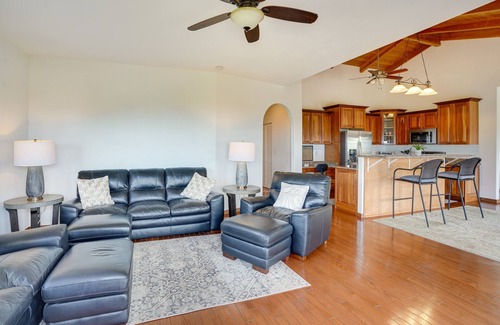 Papa House | Hawaiian Retreat w/Ocean Views in Captain Cook!