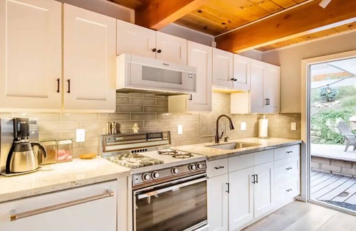 Moonridge House | Hawk Hill Cabin - close to slopes! Pet friendly- fenced yard