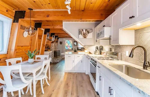 Moonridge House | Hawk Hill Cabin - close to slopes! Pet friendly- fenced yard