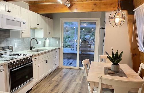 Moonridge House | Hawk Hill Cabin - close to slopes! Pet friendly- fenced yard