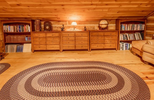 Paoli Cabin | Hawk Hill Cabin-secluded hilltop fantasy getaway near forestry, lakes, & resort