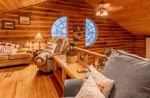 Paoli Cabin | Hawk Hill Cabin-secluded hilltop fantasy getaway near forestry, lakes, & resort