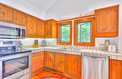 Plymouth House | Hawk Mountain home with a sauna, wooded views, & washer/dryer