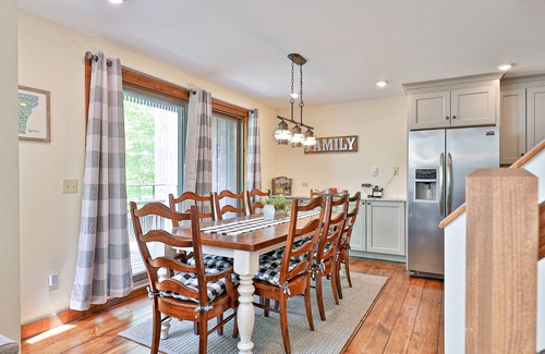 Plymouth Condo | Hawk Mountain retreat near Okemo with wifi, washer/dryer & deck