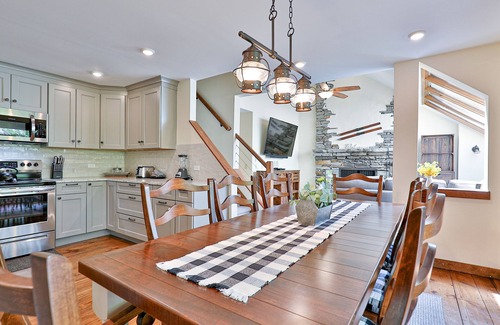 Plymouth Condo | Hawk Mountain retreat near Okemo with wifi, washer/dryer & deck