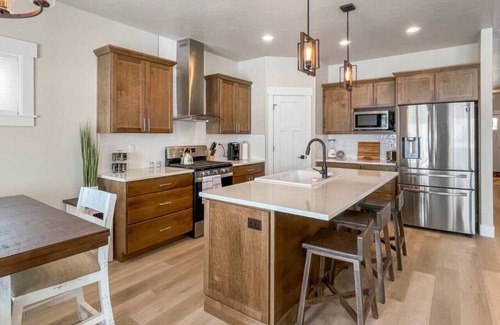 Tamarack Resort Apartment | Hawk`s Bay Getaway .