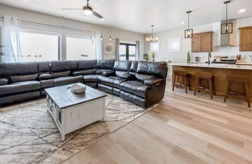Tamarack Resort Apartment | Hawk`s Bay Getaway .