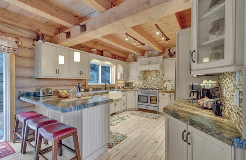 Cascade-Chipita Park Cabin | Hawk's Landing - pet friendly, hot tub, luxurious