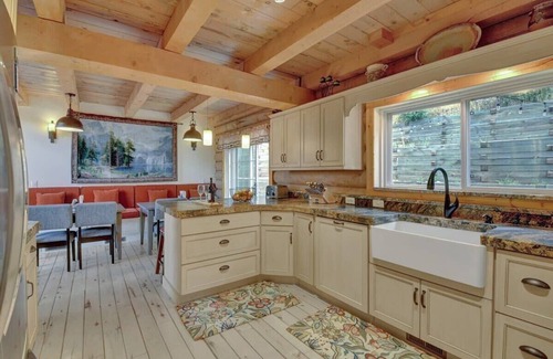 Cascade-Chipita Park Cabin | Hawk's Landing - pet friendly, hot tub, luxurious