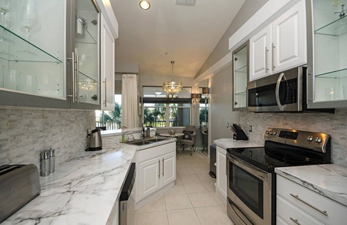 Naples House | HAWK'S NEST 202 - Luxurious Remodeled Fiddler's Creek Coach Home