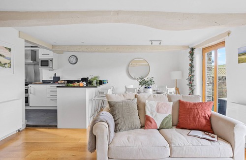 Totnes Cottage | Hawke - sleeps 4 guests in 2 bedrooms