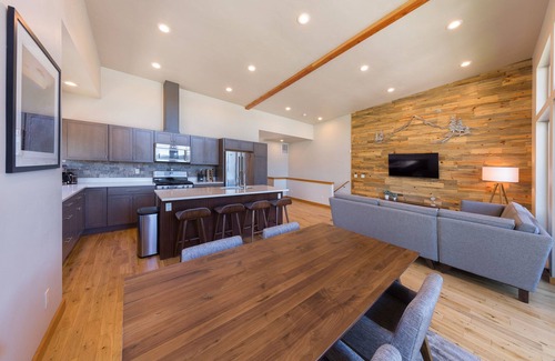 Hood River House | Hawks Landing - New View Townhome. Modern 3 Bedroom with Billiards!
