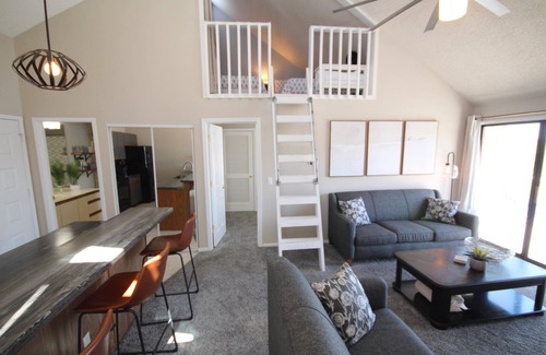 Osage Beach Condo | Hawks Nest Condo Best Location! Stunning Lake View King Room -Top Floor Loft