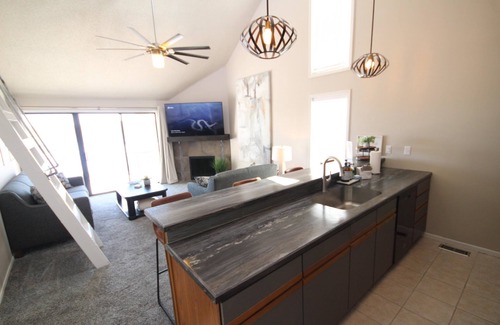 Osage Beach Condo | Hawks Nest Condo Best Location! Stunning Lake View King Room -Top Floor Loft