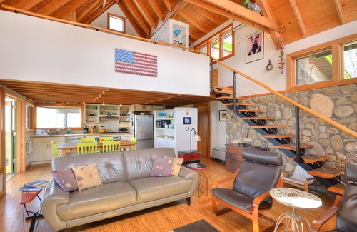 Bakersville Cabin | Hawks View House Stunning Views Architect's Unique Mountain Top Retreat