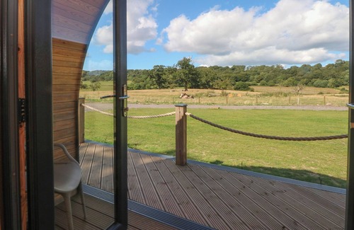 Wollerton Cottage | HAWKSTONE, romantic, with hot tub in Hodnet