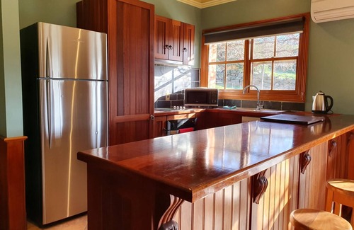 Guildford Cottage | Hawthorn Cottage -Experience the beauty and charm