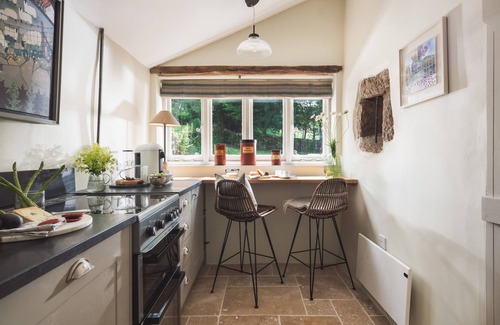 Sticklepath Cottage | HAWTHORN COTTAGE AT COLLIHOLE, romantic, with open fire in Chagford