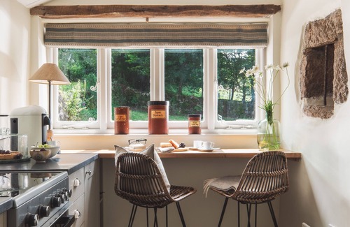 Sticklepath Cottage | HAWTHORN COTTAGE AT COLLIHOLE, romantic, with open fire in Chagford
