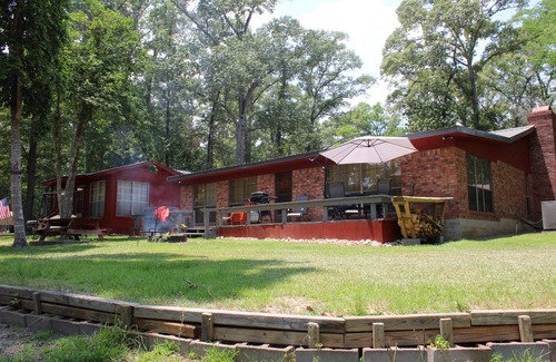 Hemphill House | Hawthorne Fish & Fun LakehousenGame room, wet bar, fire ring, and floating dock.
