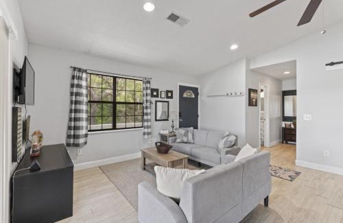 Edgar House | Hawthorne Retreat w Waterfront Fire Pit