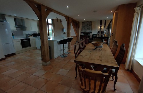 Maldon House | Hay Barn. 3 en-suite bedrooms, optional hot tub, private garden, log burner.