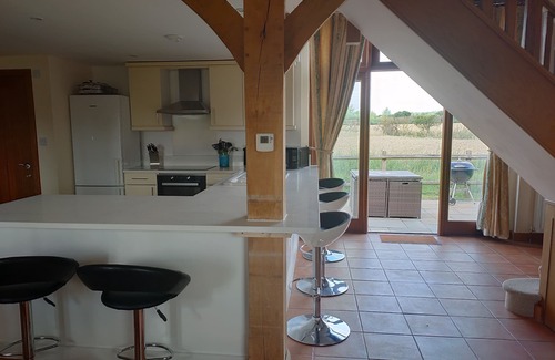Maldon House | Hay Barn. 3 en-suite bedrooms, optional hot tub, private garden, log burner.