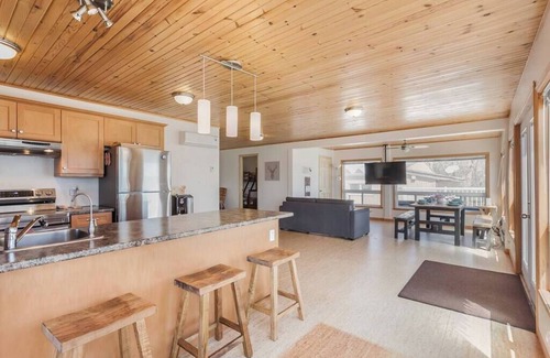 Greater Napanee Ski Chalet | Hay Bay waterfront retreat - Sunshine's cottage
