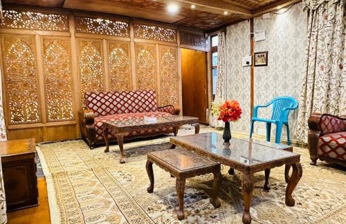 Dal Lake Boat Rental | Hayat Group of houseboats