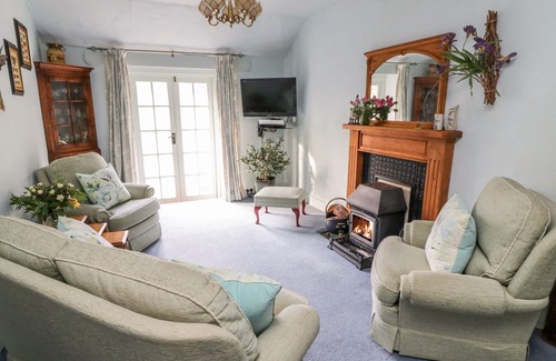 Ebford Cottage | HAYLOFT AT MAGNOLIA LAKE, family friendly, with open fire in Dawlish