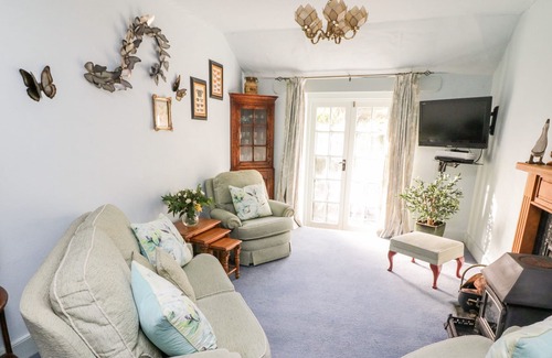 Ebford Cottage | HAYLOFT AT MAGNOLIA LAKE, family friendly, with open fire in Dawlish