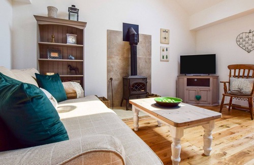 Ozleworth Cottage | Hayloft at Walnut Farm - sleeps 2 guests in 1 bedroom