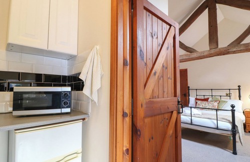 Castle Donington Cottage | HAYLOFT, romantic, with a garden in Castle Donington