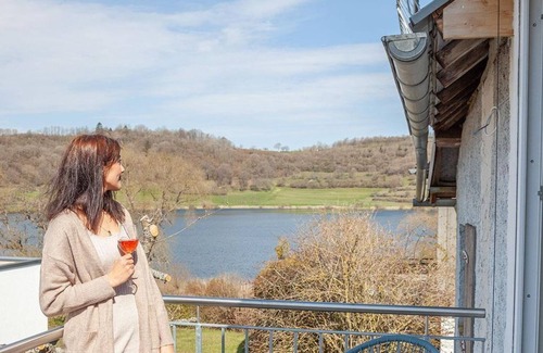 Schalkenmehren Apartment | Hayloft with balcony and view of the Maar for 1-2 persons. - Hof Krebs, vacation apartments