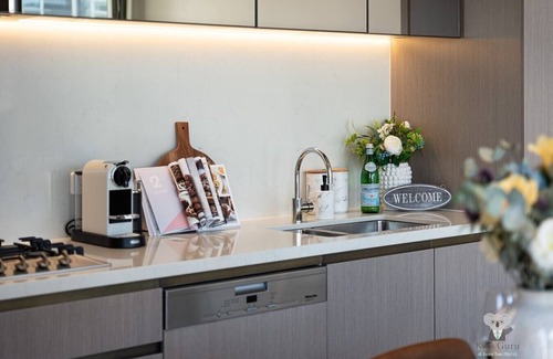 Chinatown Apartment | Haymarket Prime Location Charming 2 Bed