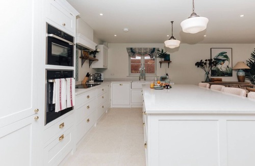 Highmoor Cross House | Hayward House - Hot Tub + Large Garden