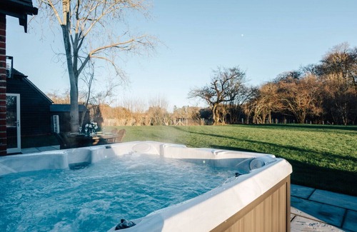 Highmoor Cross House | Hayward House - Hot Tub + Large Garden