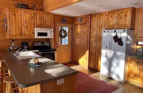 Hayward Cabin | Hayward, Round Lake Retreat! Private dock, 3 kayaks, beautifully maintained!