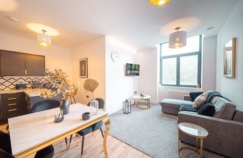 Ainley Top Apartment | Hayy ApartHotels Stanley Mill Stylish Retreat