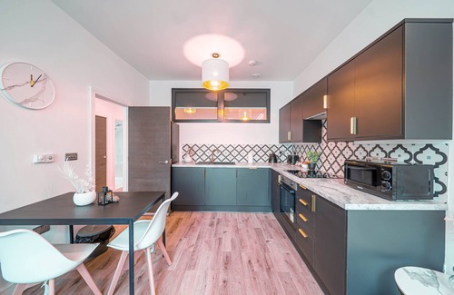 Ainley Top Apartment | Hayy ApartHotels Stanley Mill Stylish Retreat