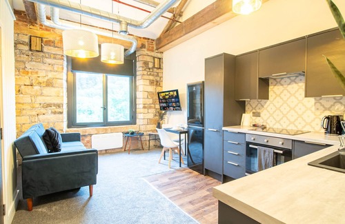 Ainley Top Apartment | Hayy ApartHotels Stanley Mill Cozy Corporate Stay