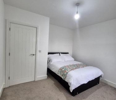 Rosliston House | Hazel Crescent