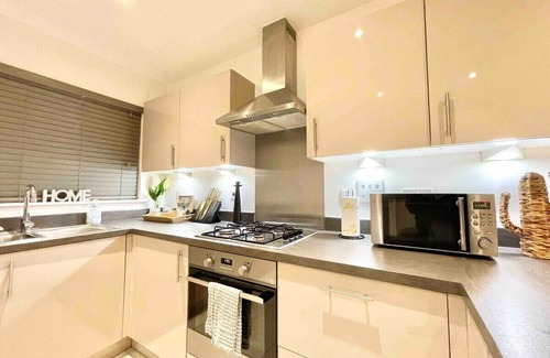 Swindon House | Hazel house enjoy a peaceful home with parking