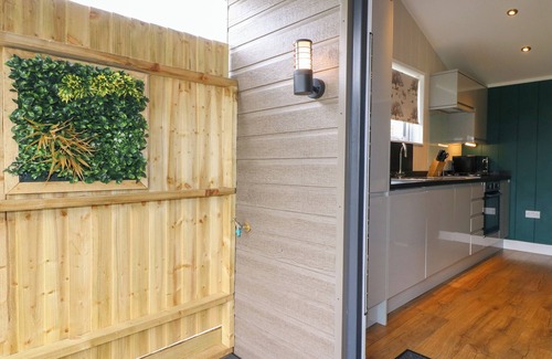Swadlincote Cottage | HAZEL, romantic, with hot tub in Donisthorpe