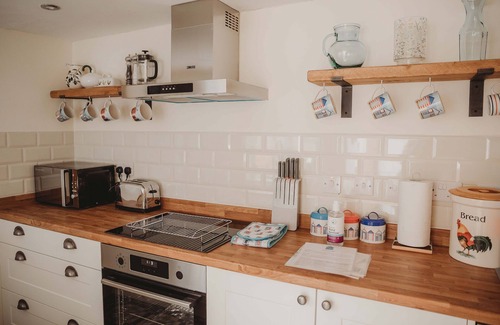 Knodishall Cottage | Hazel's - sleeps 4 guests in 2 bedrooms