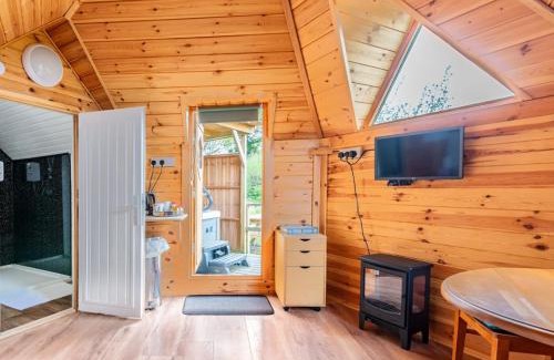 Llanvair Kilgeddin Cabin | Hazel wood lodge