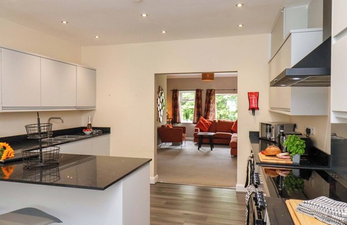 Hunmanby House | HAZELGARTH HOUSE, pet friendly, with hot tub in Hunmanby
