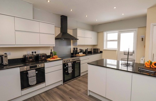 Hunmanby House | HAZELGARTH HOUSE, pet friendly, with hot tub in Hunmanby